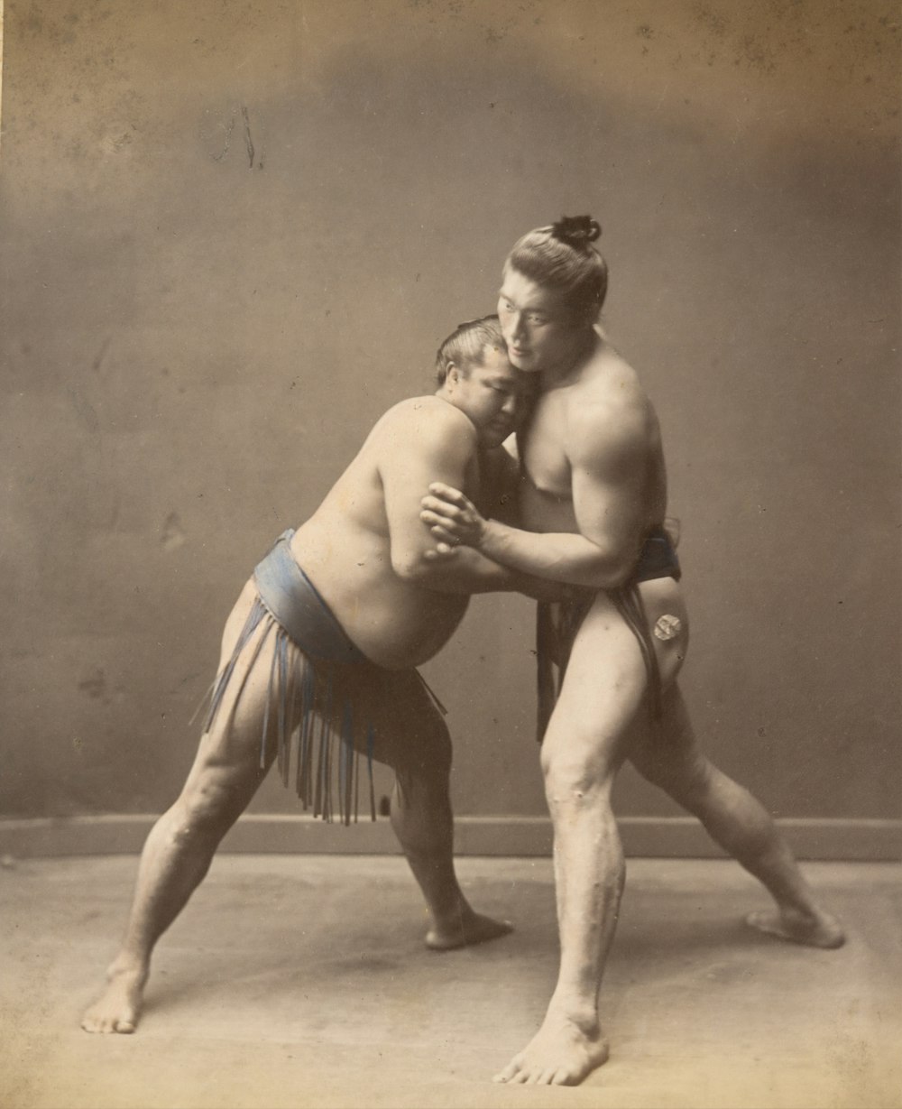Imagen histórica de los luchadores de sumo en 1870