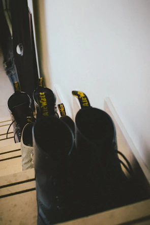 Rows of finished outdoor safety boots lined up, showcasing Shengjie's adhesive-bonded construction.