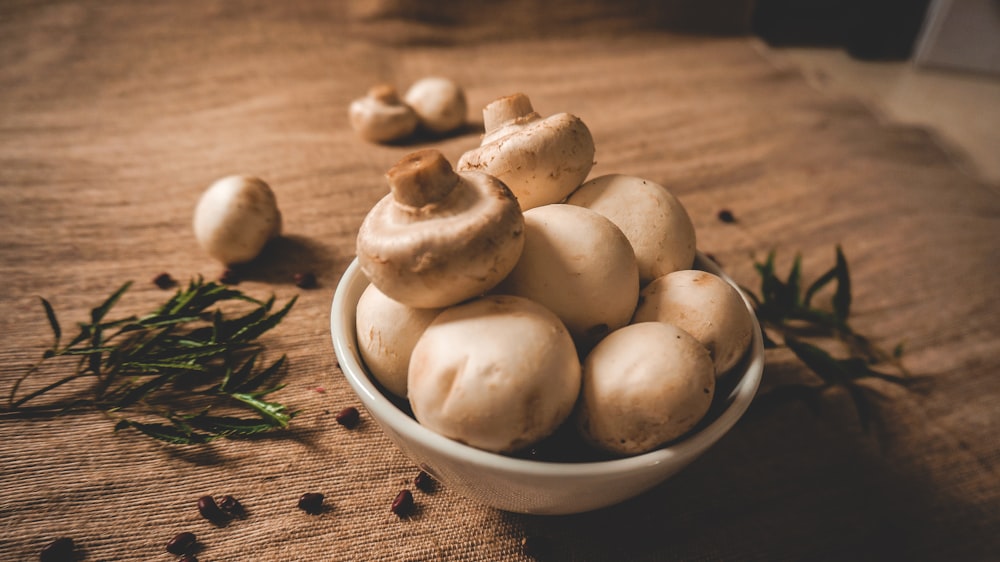 batatas marrons na tigela de cerâmica branca