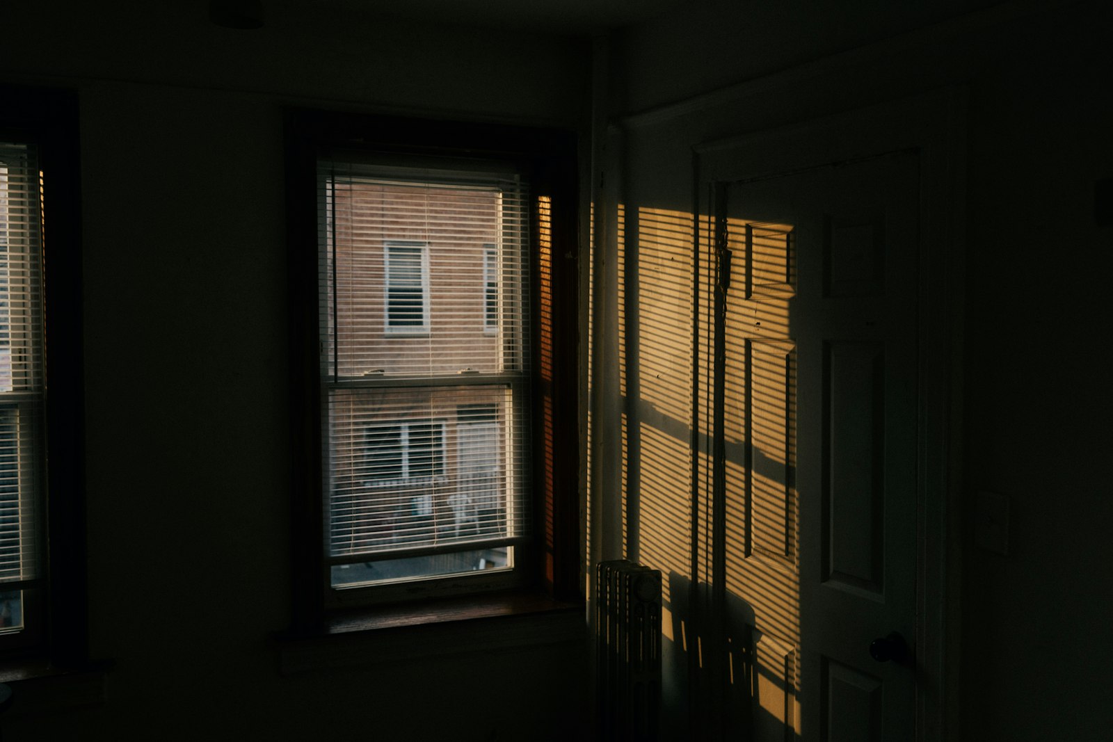 Sony a7R III + Sony Sonnar T* FE 35mm F2.8 ZA sample photo. White window blinds on photography