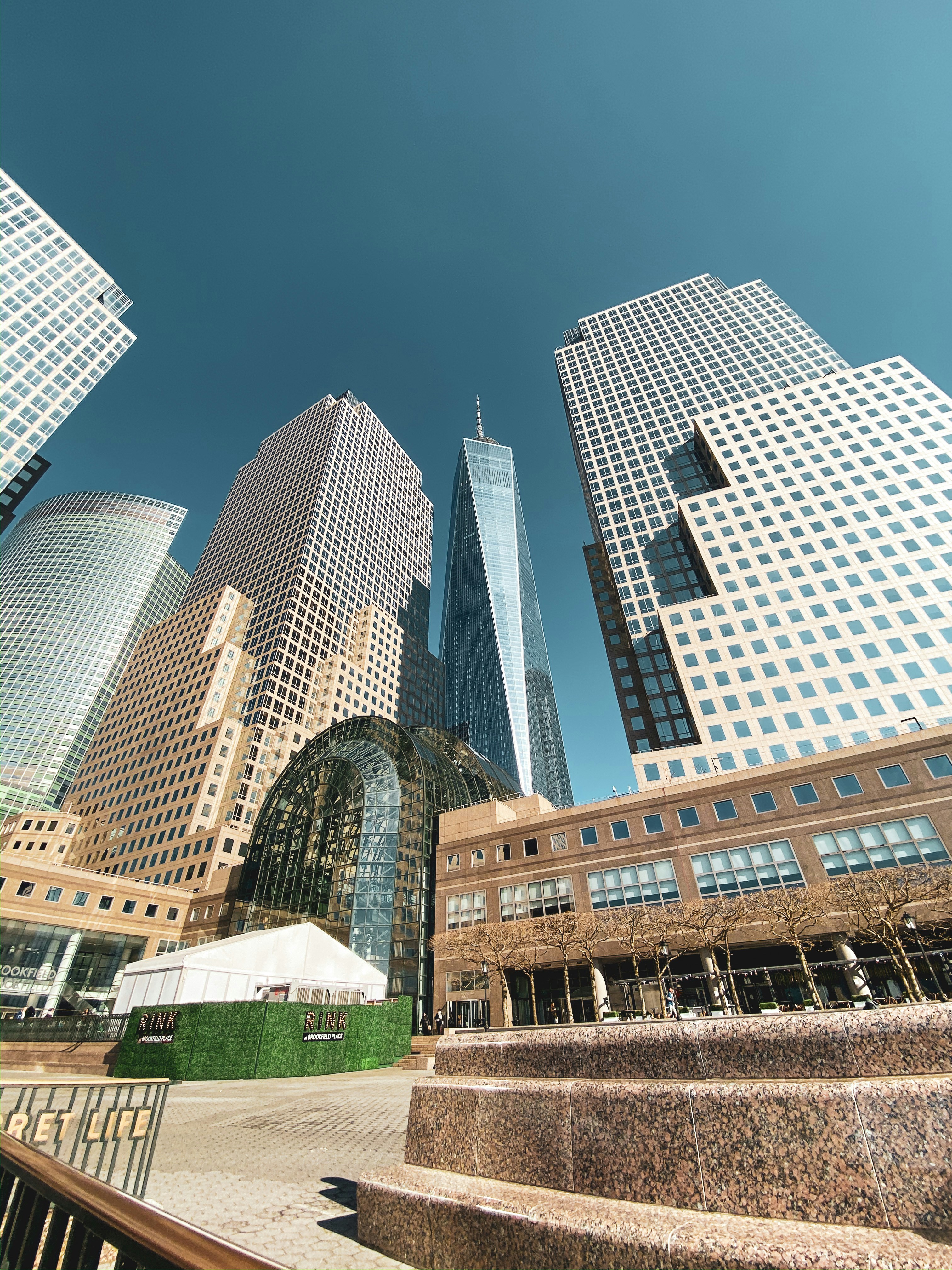 Edificio de hormigón marrón y blanco bajo el cielo azul durante el día