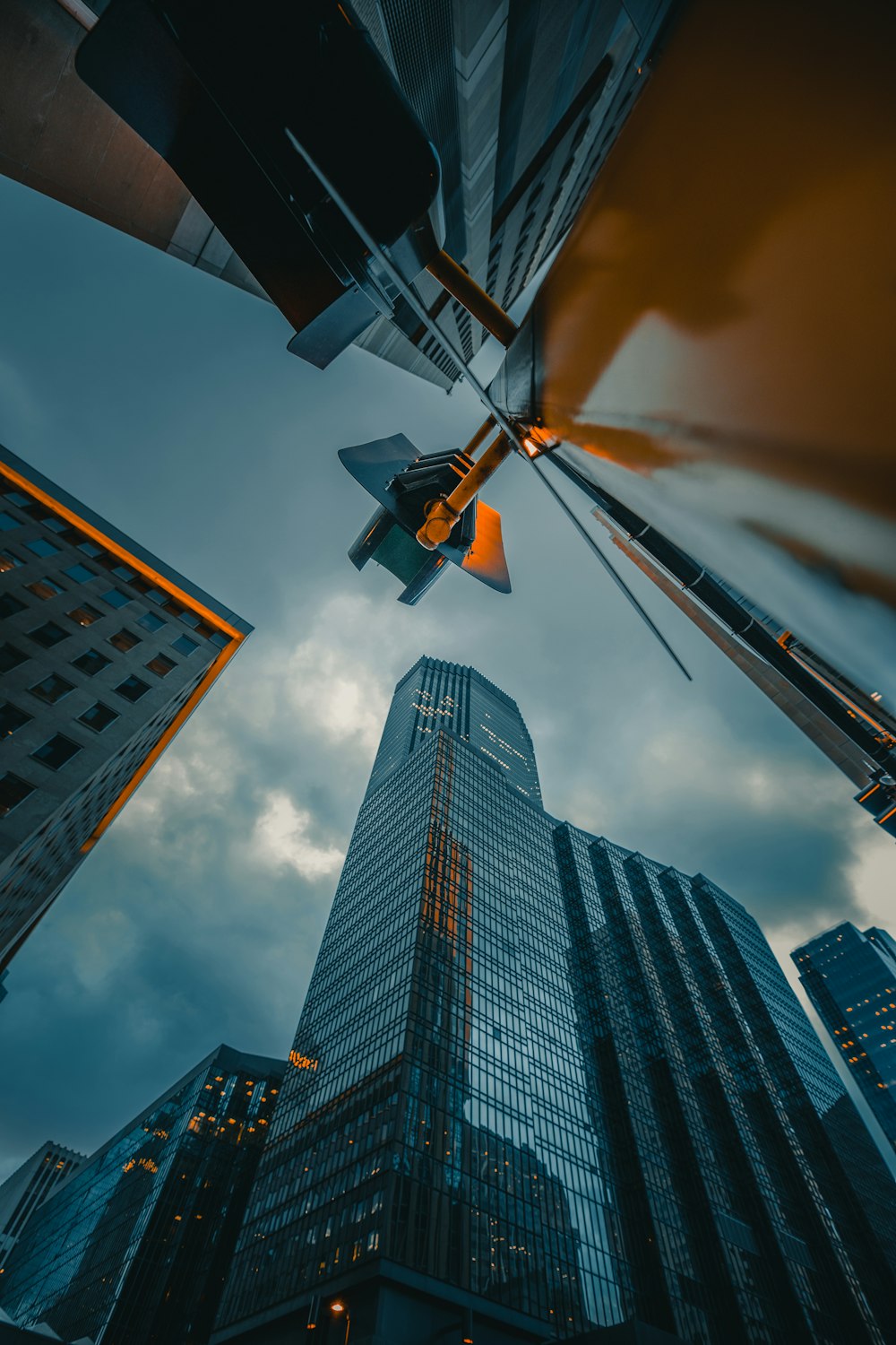 Fotografía de ángulo bajo de un edificio de gran altura bajo el cielo azul durante el día