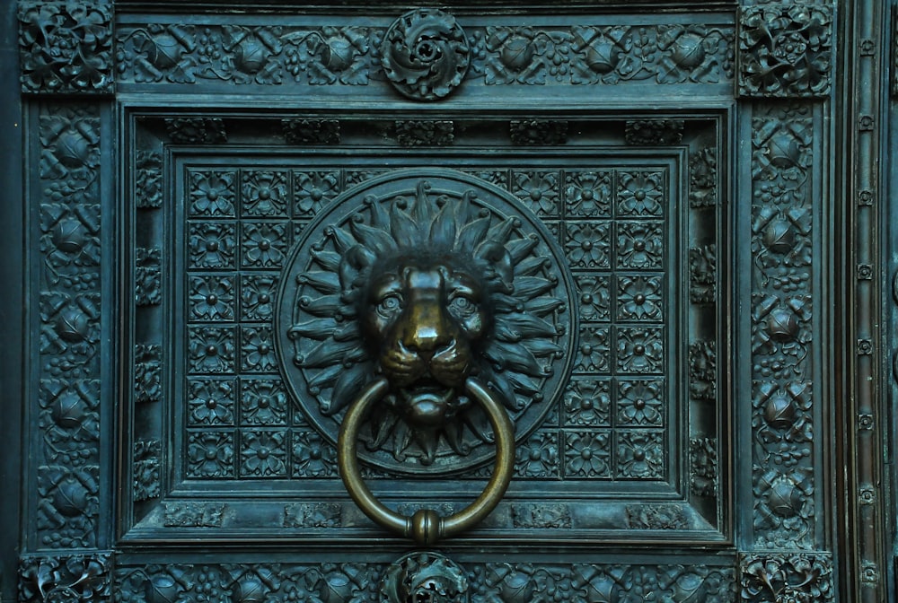 schwarzes Metall gerahmtes Wanddekor mit goldenem Löwenprägung