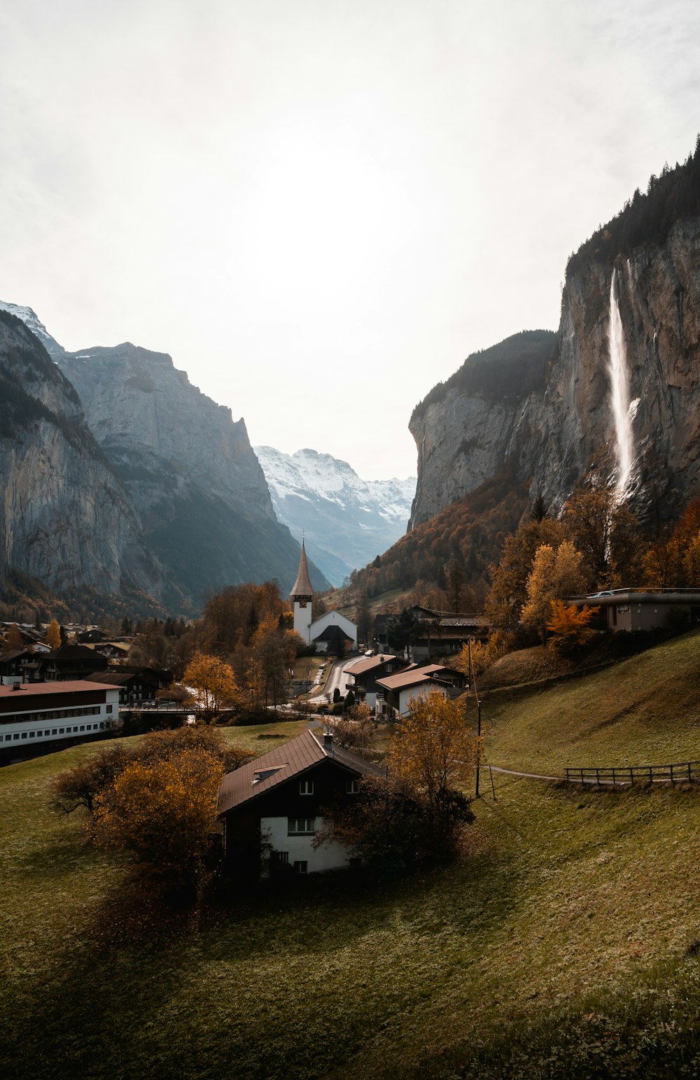 Casa marrone e bianca vicino alla montagna durante il giorno