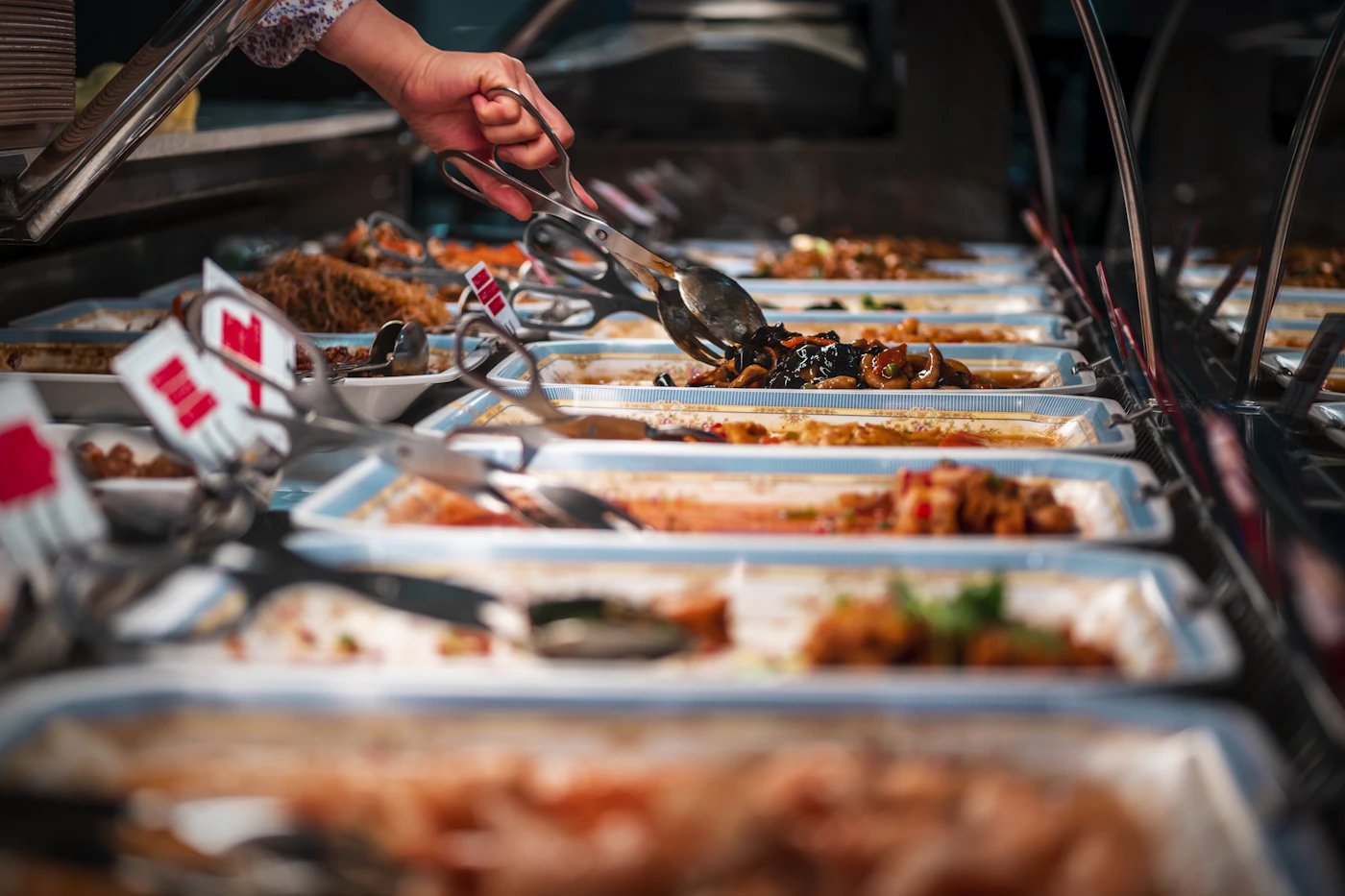 Server plating from chafing dishes along a buffet line