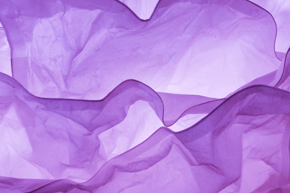 tessuto viola su tessuto bianco