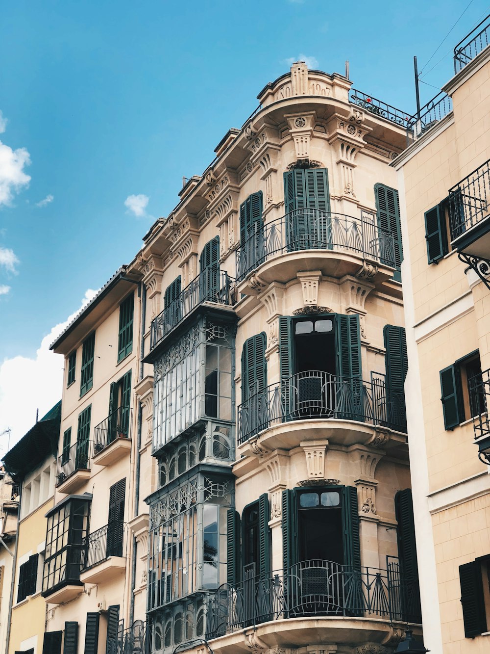 Edificio de hormigón beige bajo el cielo azul durante el día