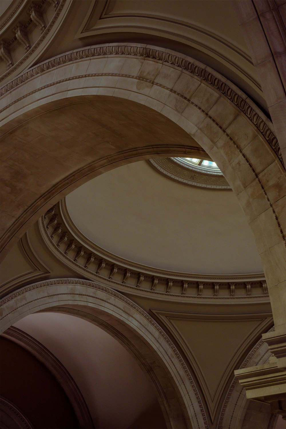 Vue en contre-plongée du plafond en béton blanc et brun