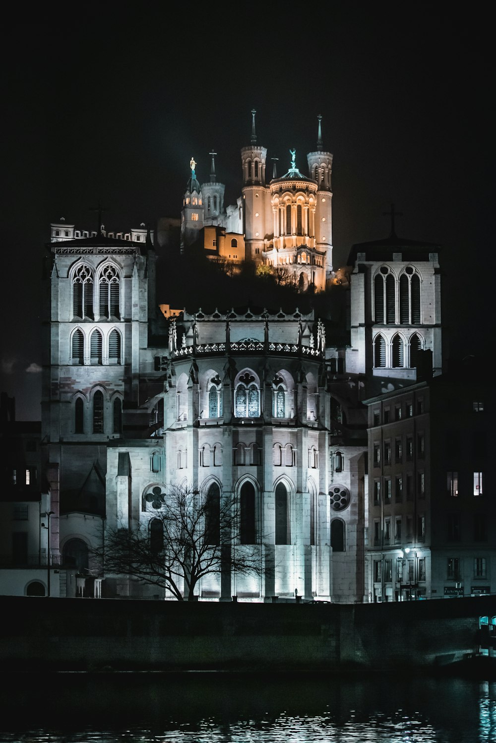 um edifício alto em uma cidade