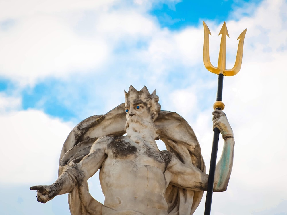 hombre sosteniendo la estatua de la bandera amarilla y negra