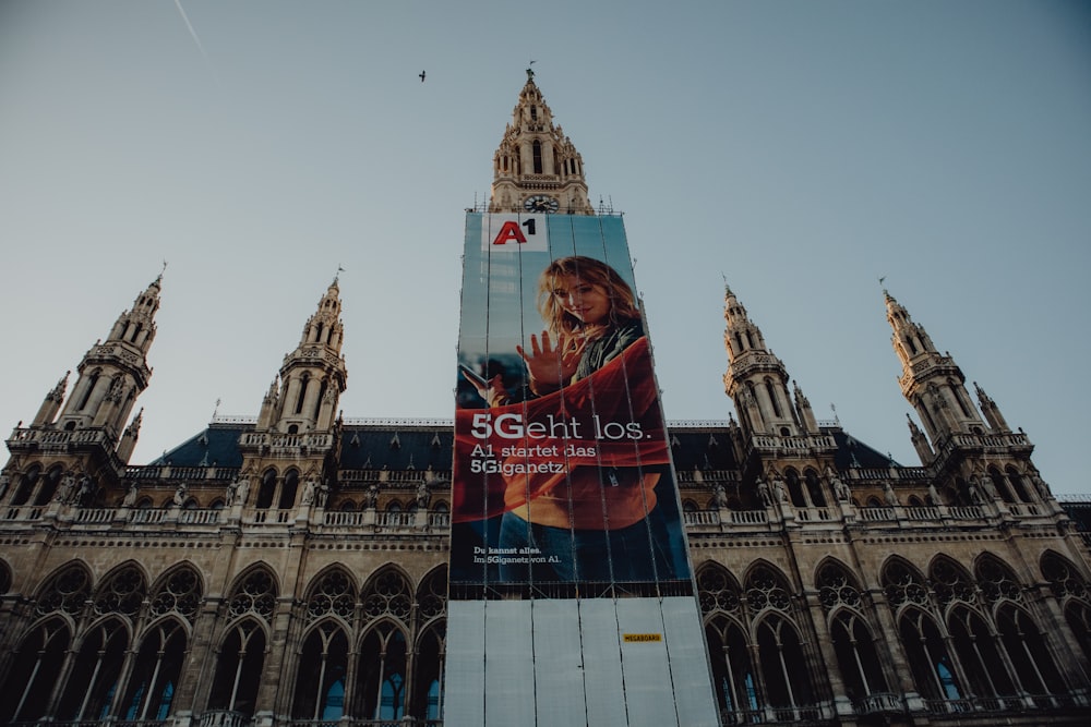 eine große Anzeige an der Seite eines Gebäudes