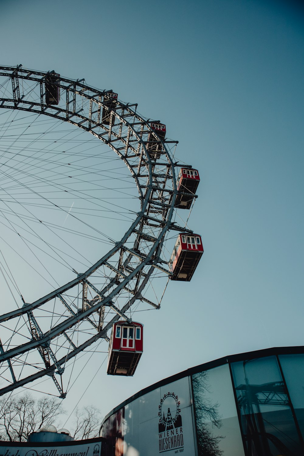 white and red ferris wheel