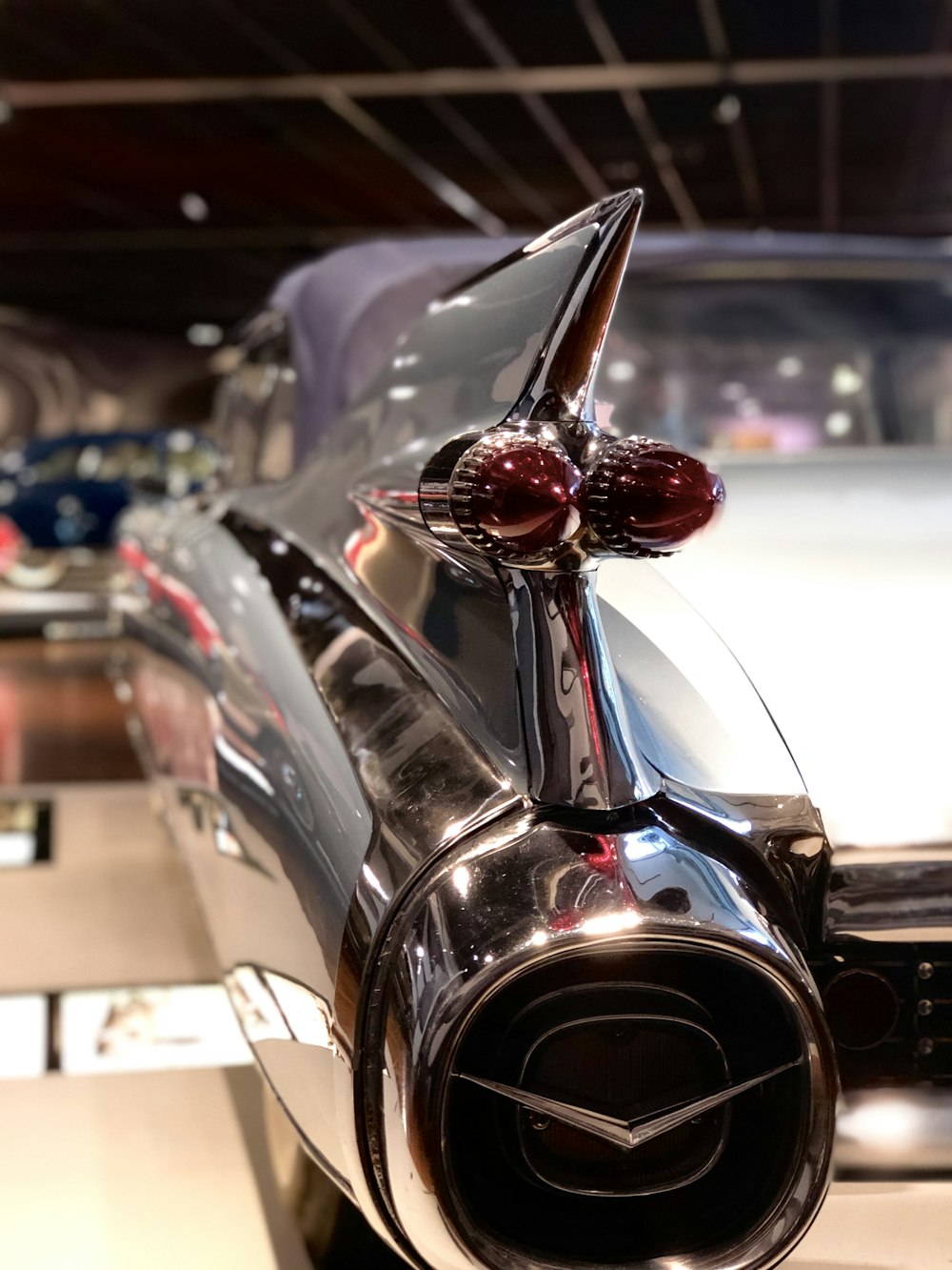 voiture noire et rouge dans un parking