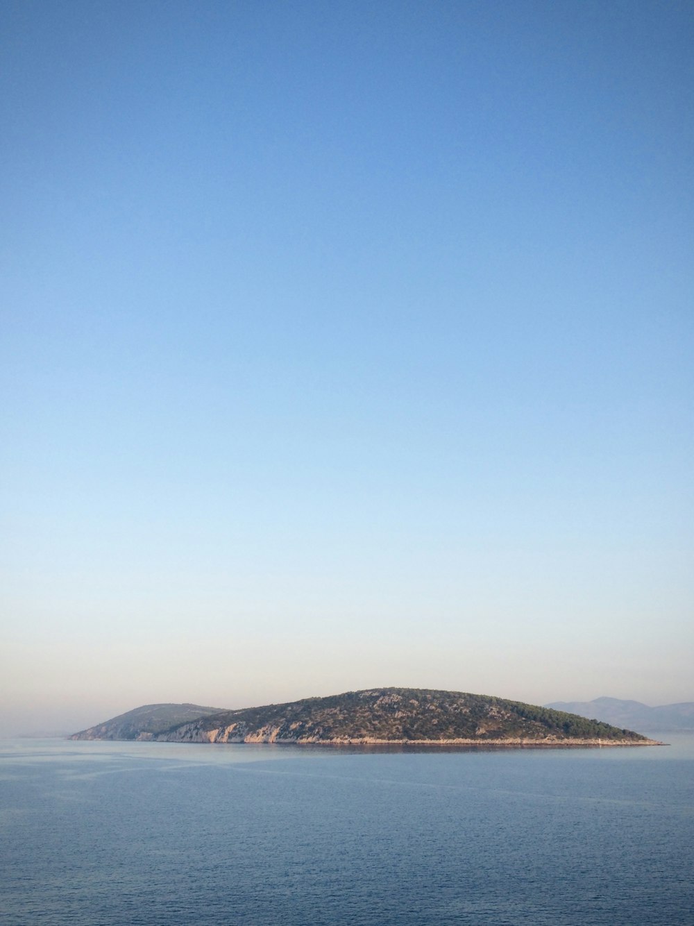 mare blu sotto cielo blu durante il giorno