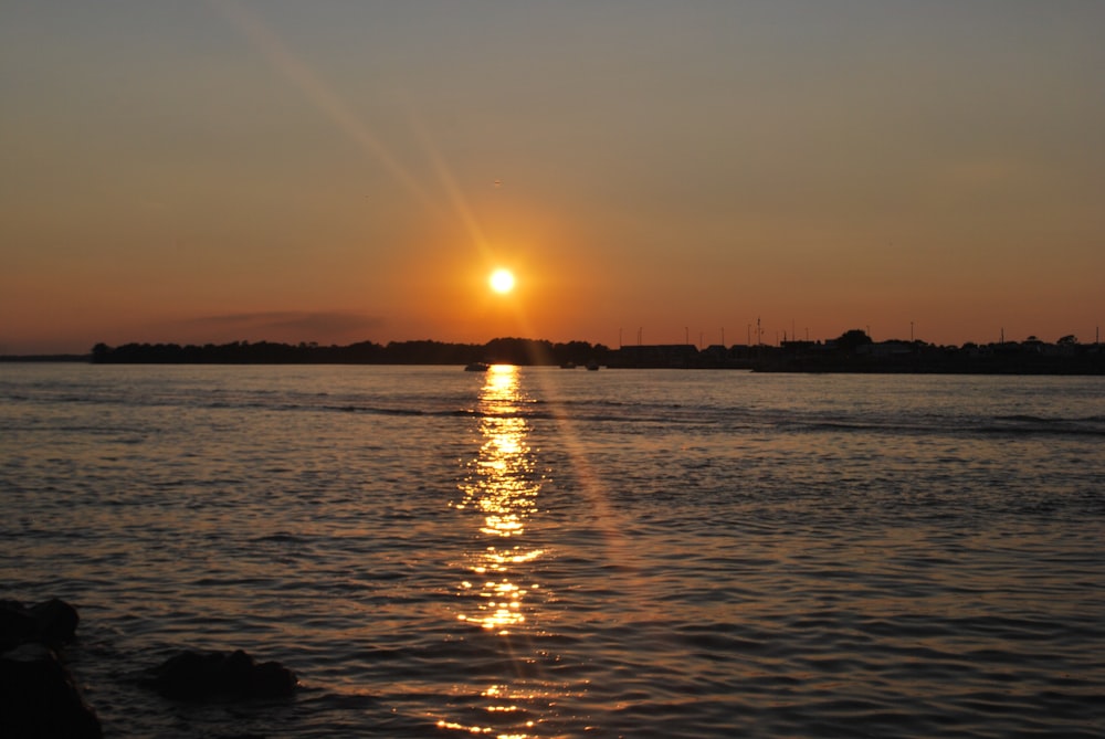 Silhouette des Berges bei Sonnenuntergang