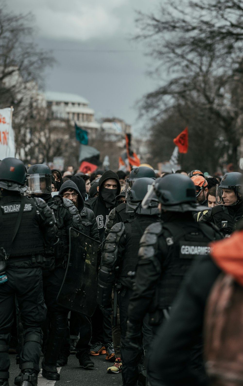 Gruppe von Männern mit schwarzem und grauem Helm, die tagsüber auf der Straße stehen