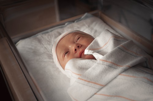 Pasgeboren baby ingepakt week 11 vijg nageltjes groeien