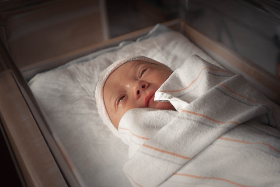 Pasgeboren baby ingepakt in dekentje na bevalling kraamzorg