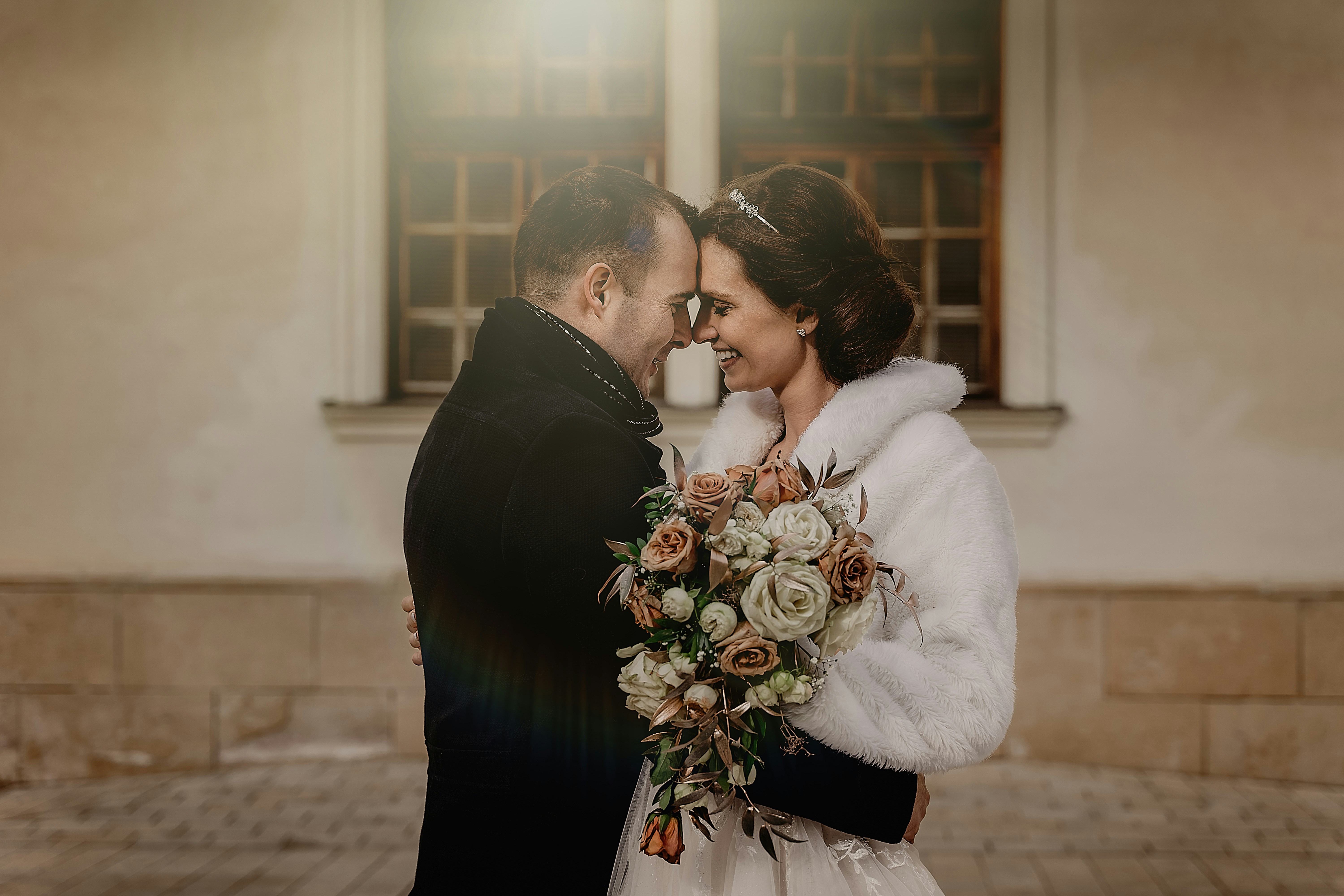Sposi con abiti invernali che si guardano