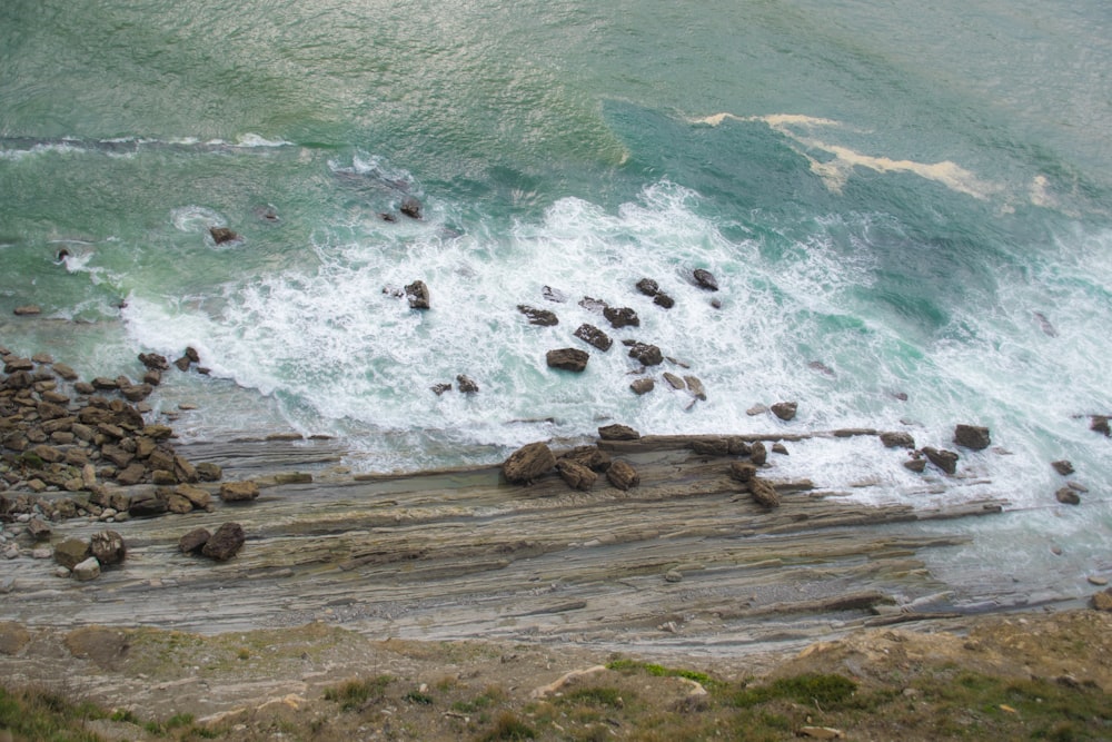 sea waves crashing on shore during daytime