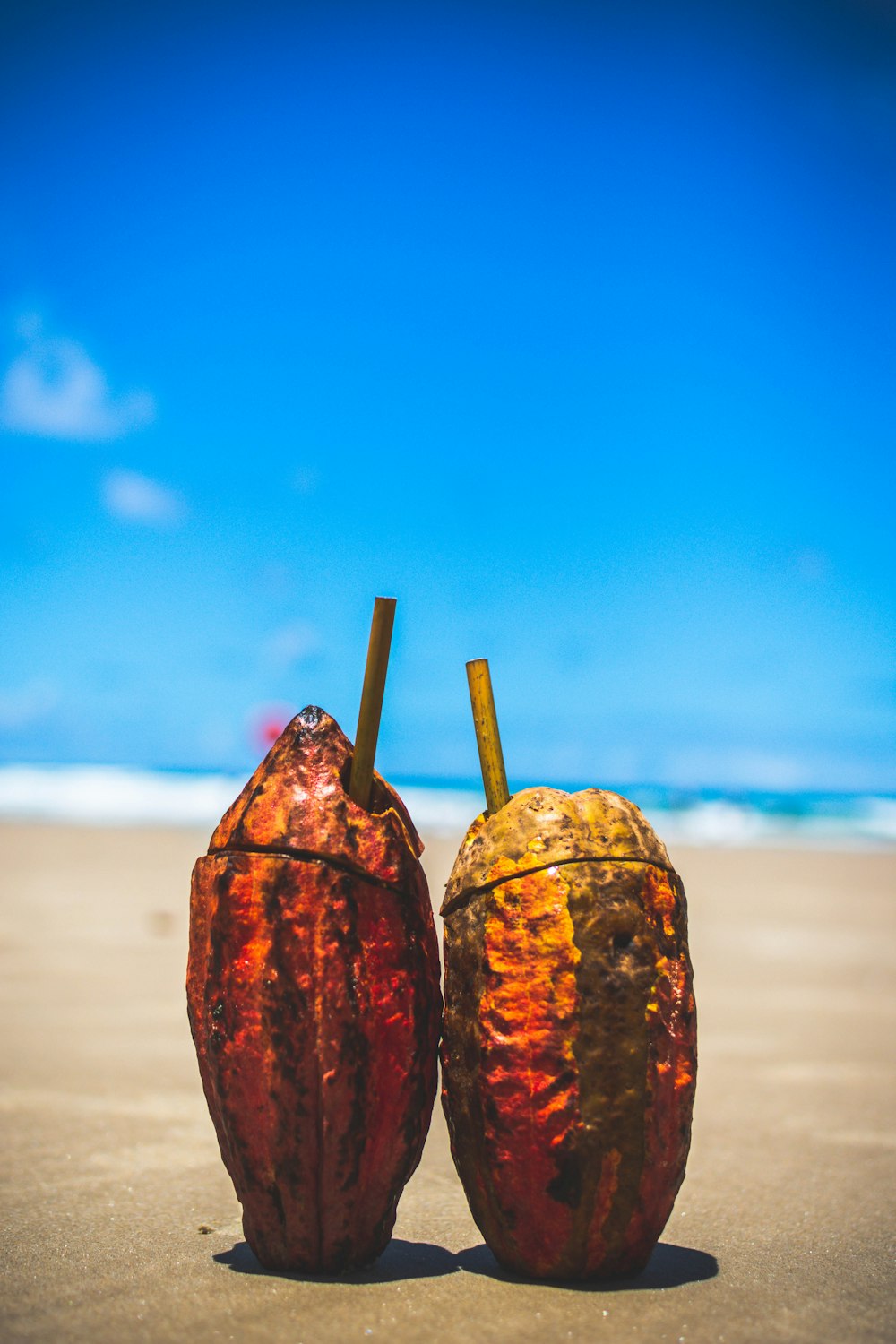 Roca marrón y negra en la playa durante el día