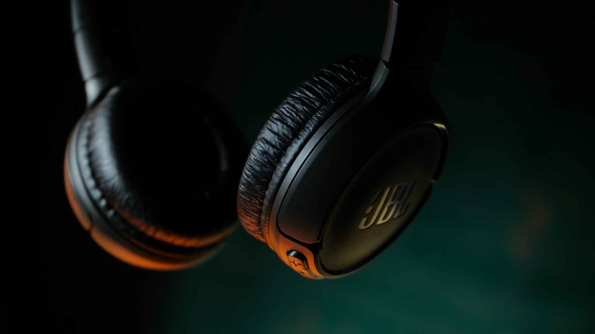 black and silver bose headphones