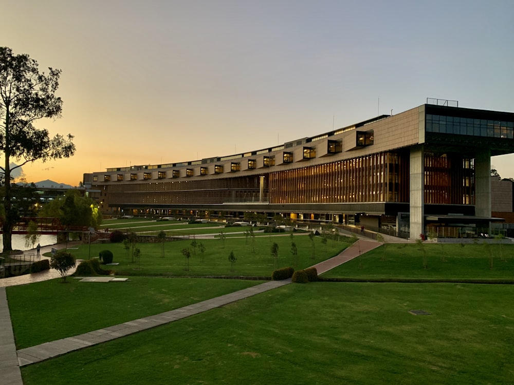 Edificio marrón con campo de hierba verde