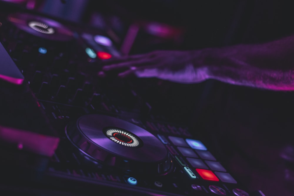 Controlador de DJ negro con luces blancas y negras
