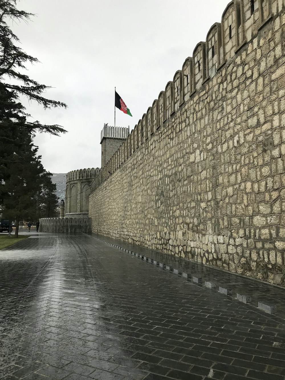 braune Ziegelmauer mit Wasserfontäne