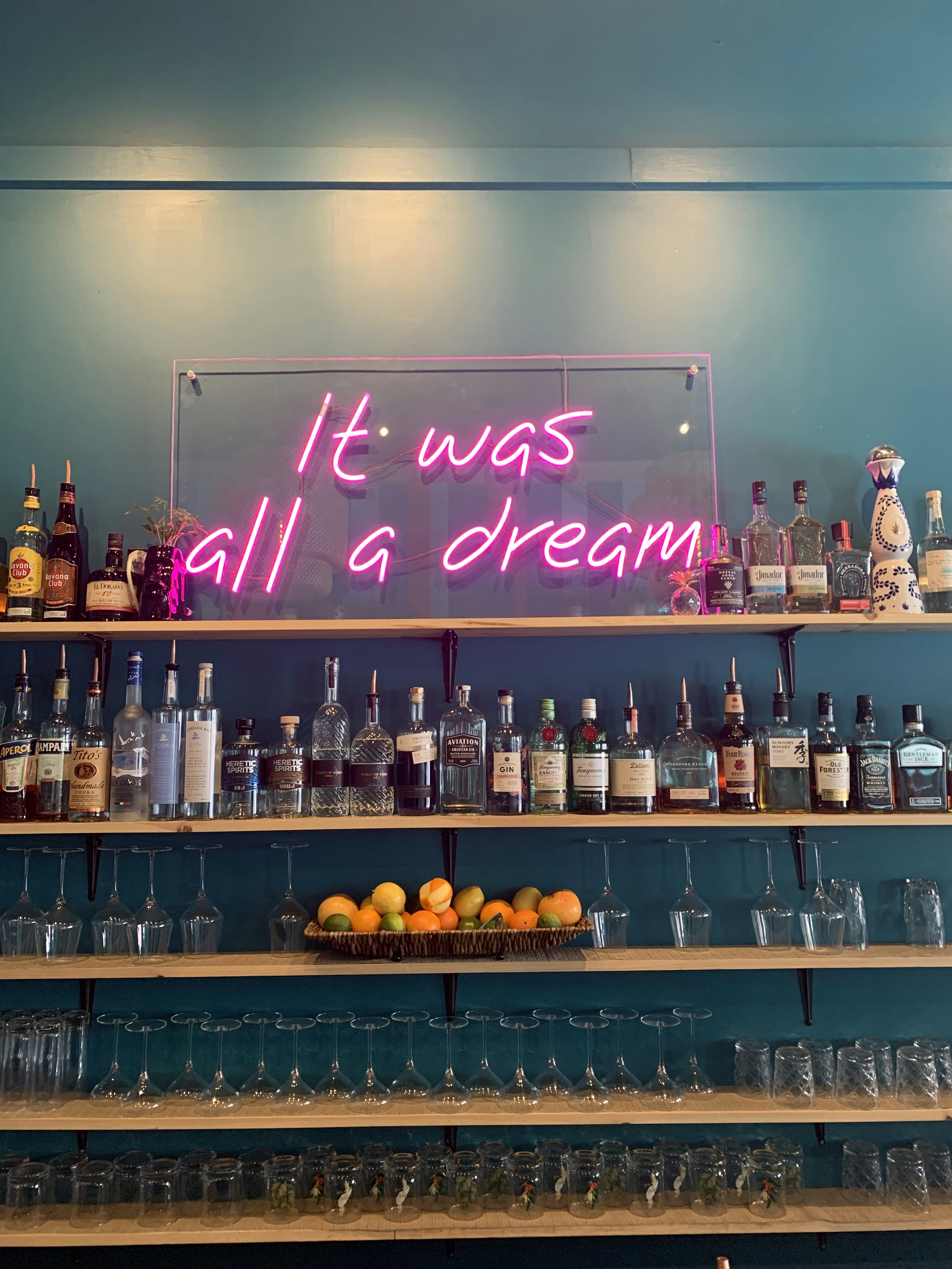 Verschiedene Flaschen auf blauem Metallgestell