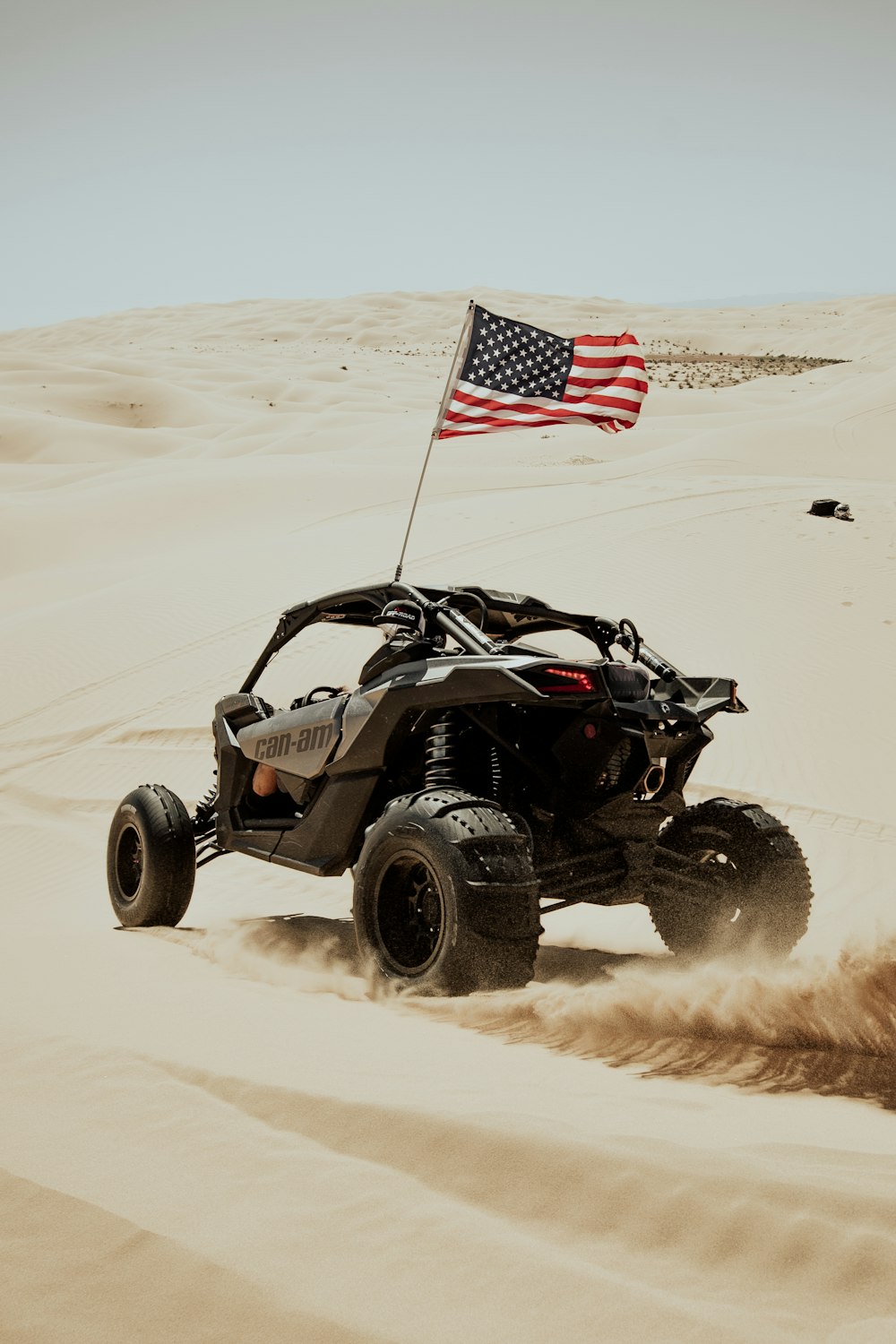 사막의 검은 색과 회색 ATV