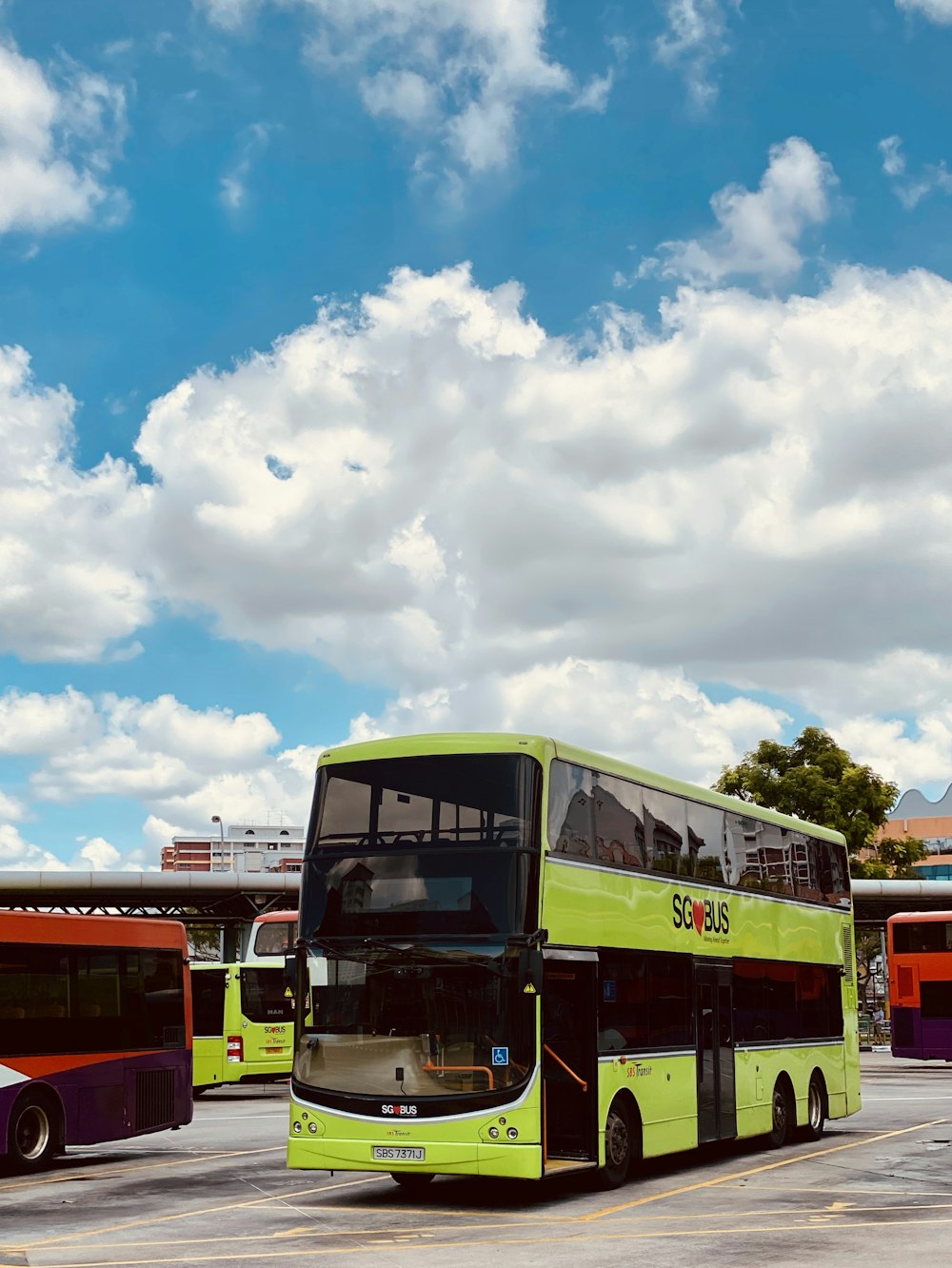 autobús rojo y blanco bajo el cielo azul durante el día