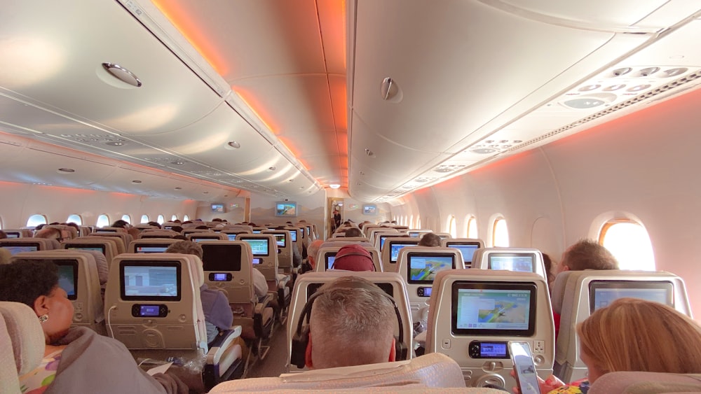 pessoas sentadas no assento do avião