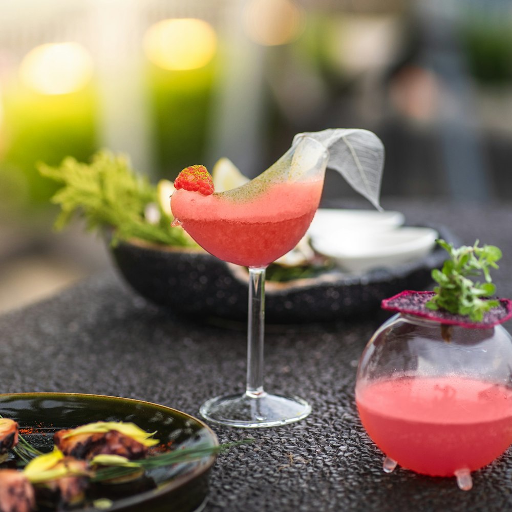 liquide rouge dans un verre à vin transparent