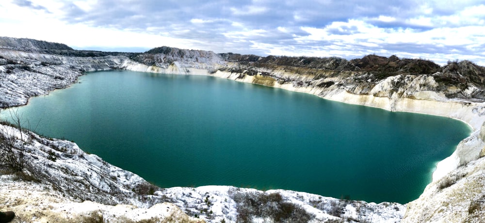 Lago Azul junto a la Montaña Rocosa Blanca y Marrón durante el día