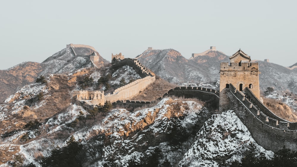 edificio in cemento marrone sulla cima della montagna