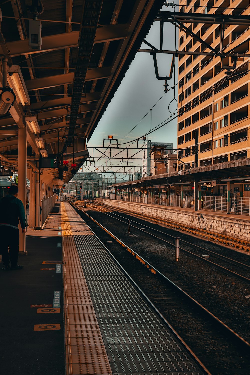 昼間、駅を歩く人々