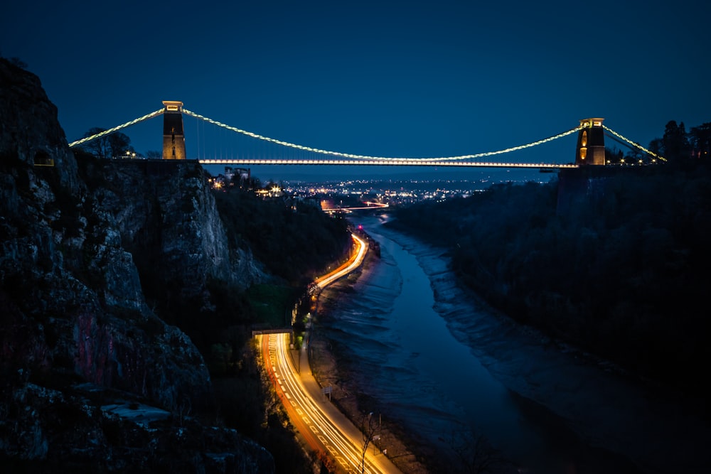 Brücke über den Fluss während der Nachtzeit