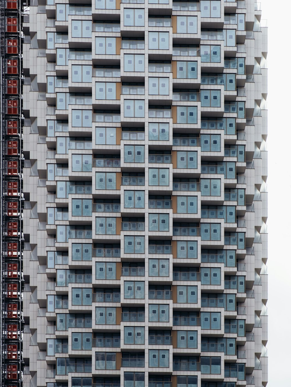 edificio in cemento bianco e blu