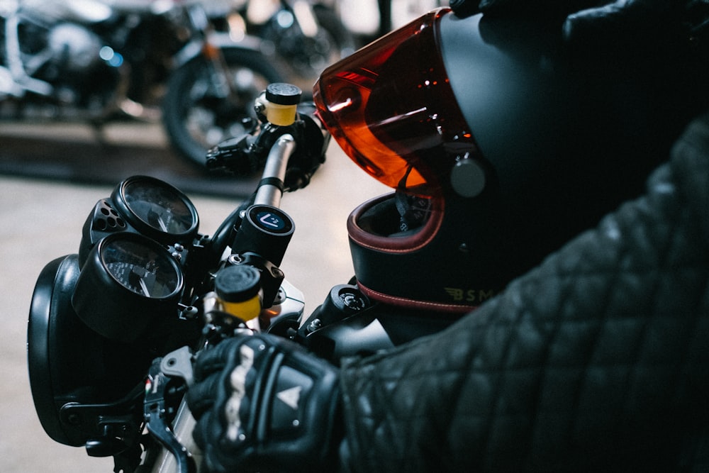 Casco de moto negro y naranja