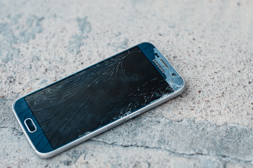 Teléfono inteligente Samsung Android azul sobre mesa de mármol gris