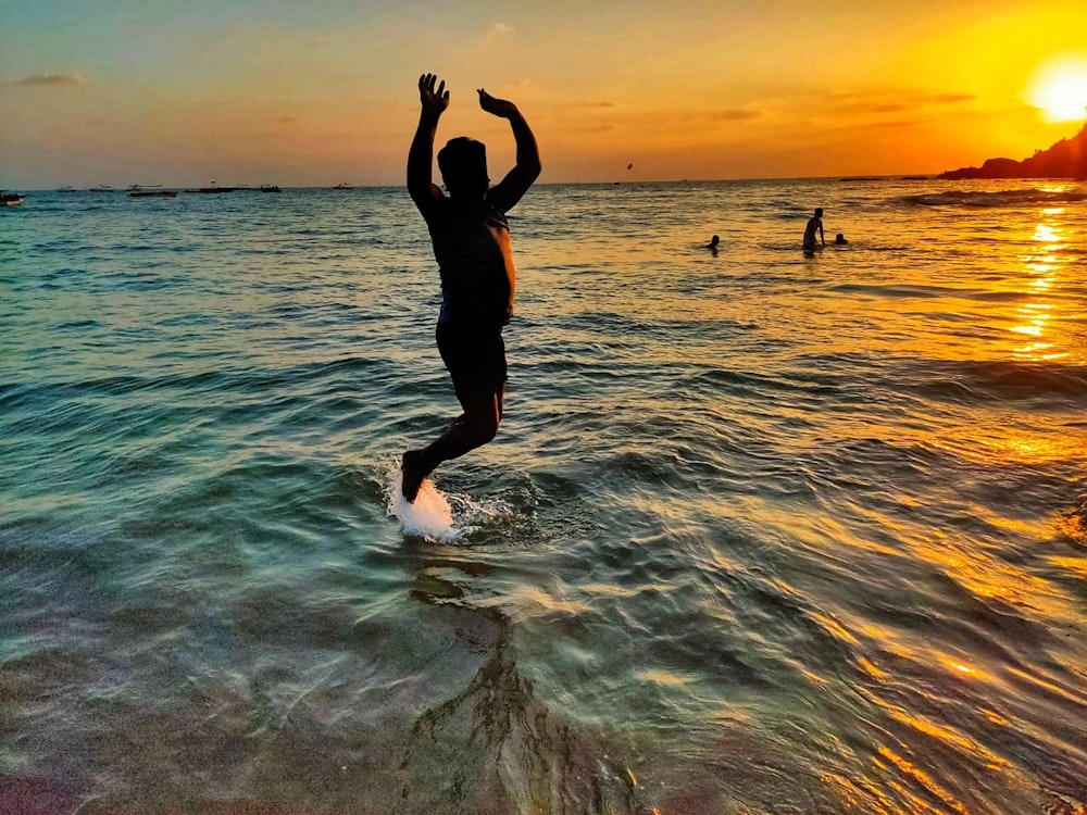 夕暮れ時の水中の女性のシルエット