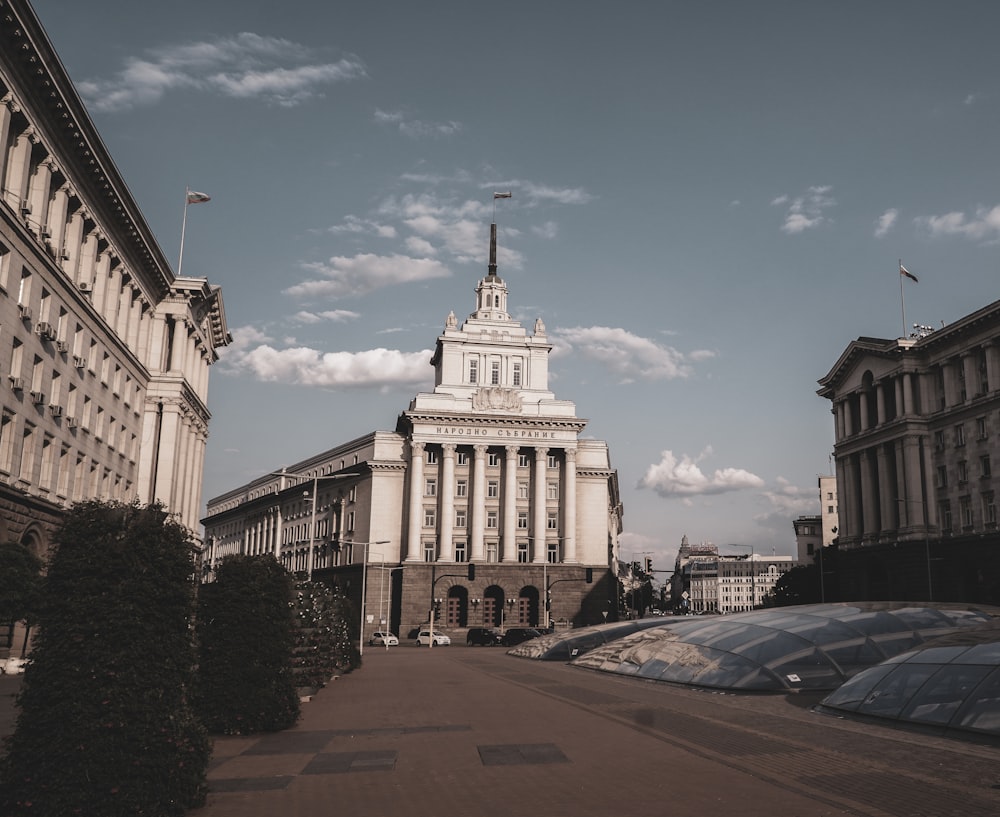 Weißes Betongebäude unter blauem Himmel tagsüber