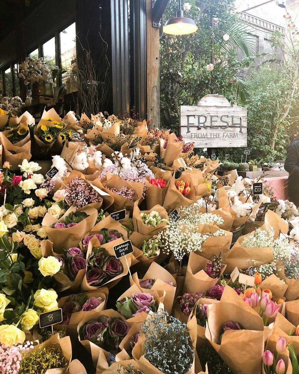 rosas amarelas na caixa de madeira marrom