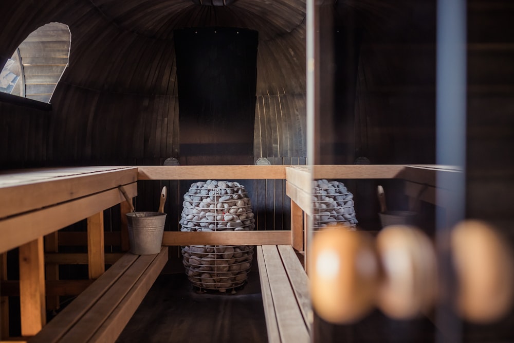 braunes Eierregal aus Holz auf braunem Holztisch