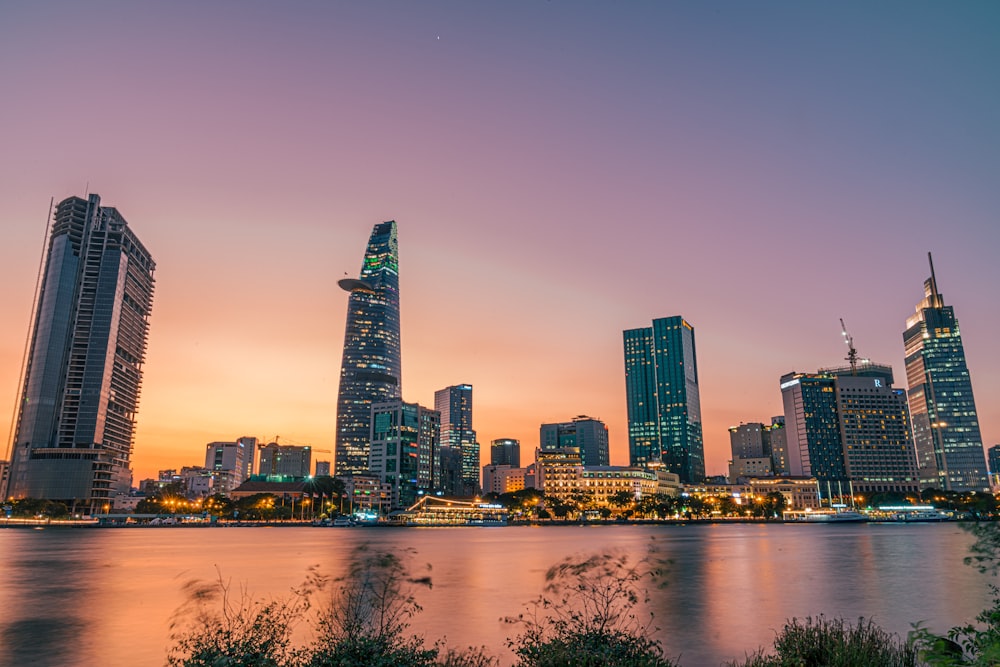 Horizonte de la ciudad durante la noche