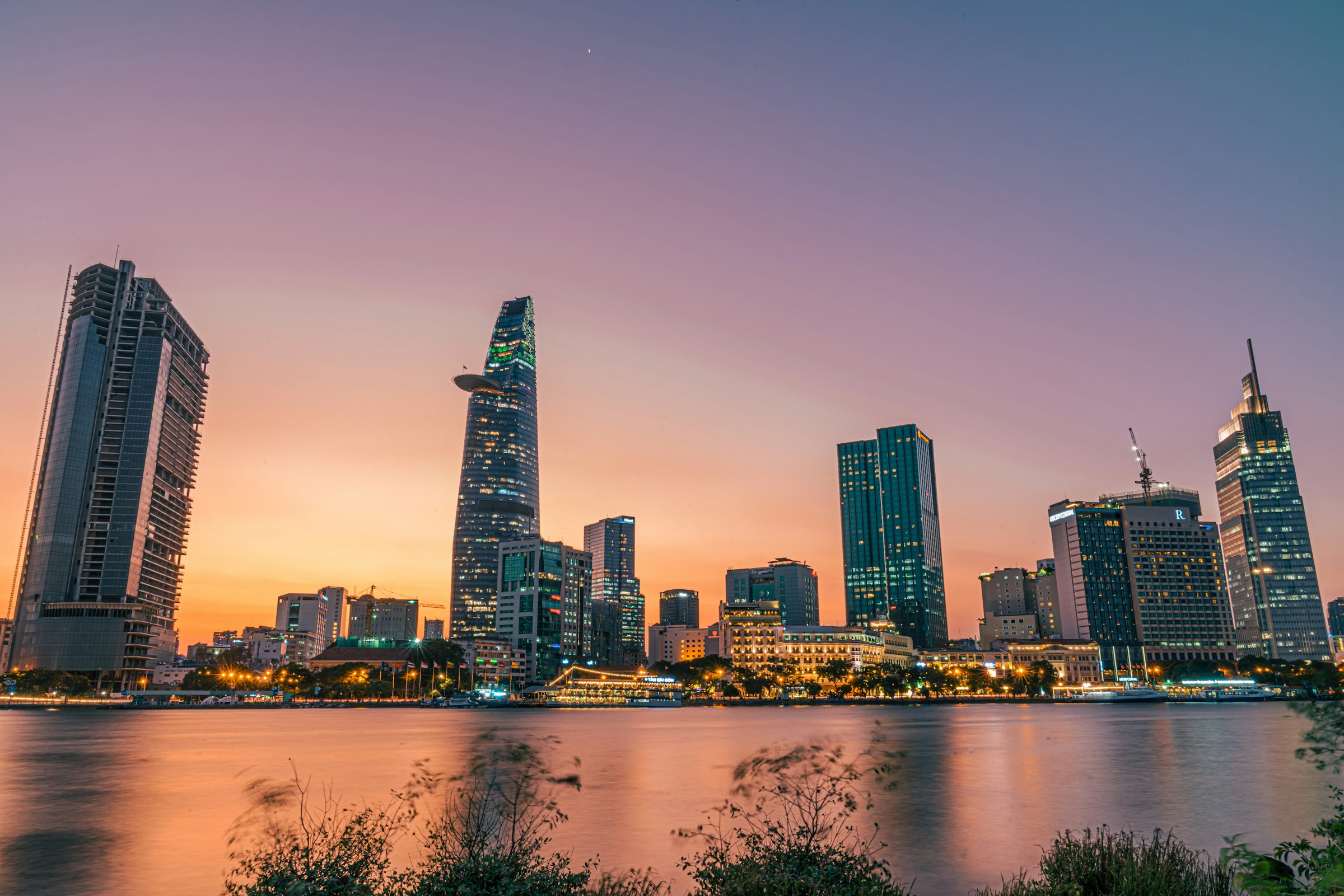 Toàn cảnh Sài Gòn bên sông lúc chiều tối