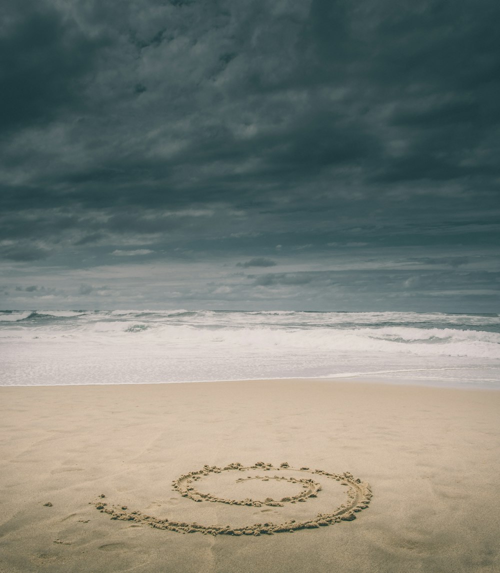 Forma de corazón sobre la arena durante el día