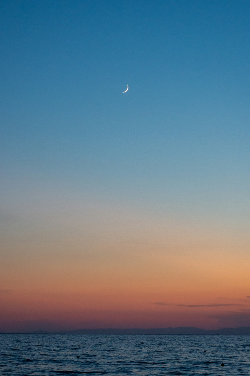 昼間は青い空と白い雲