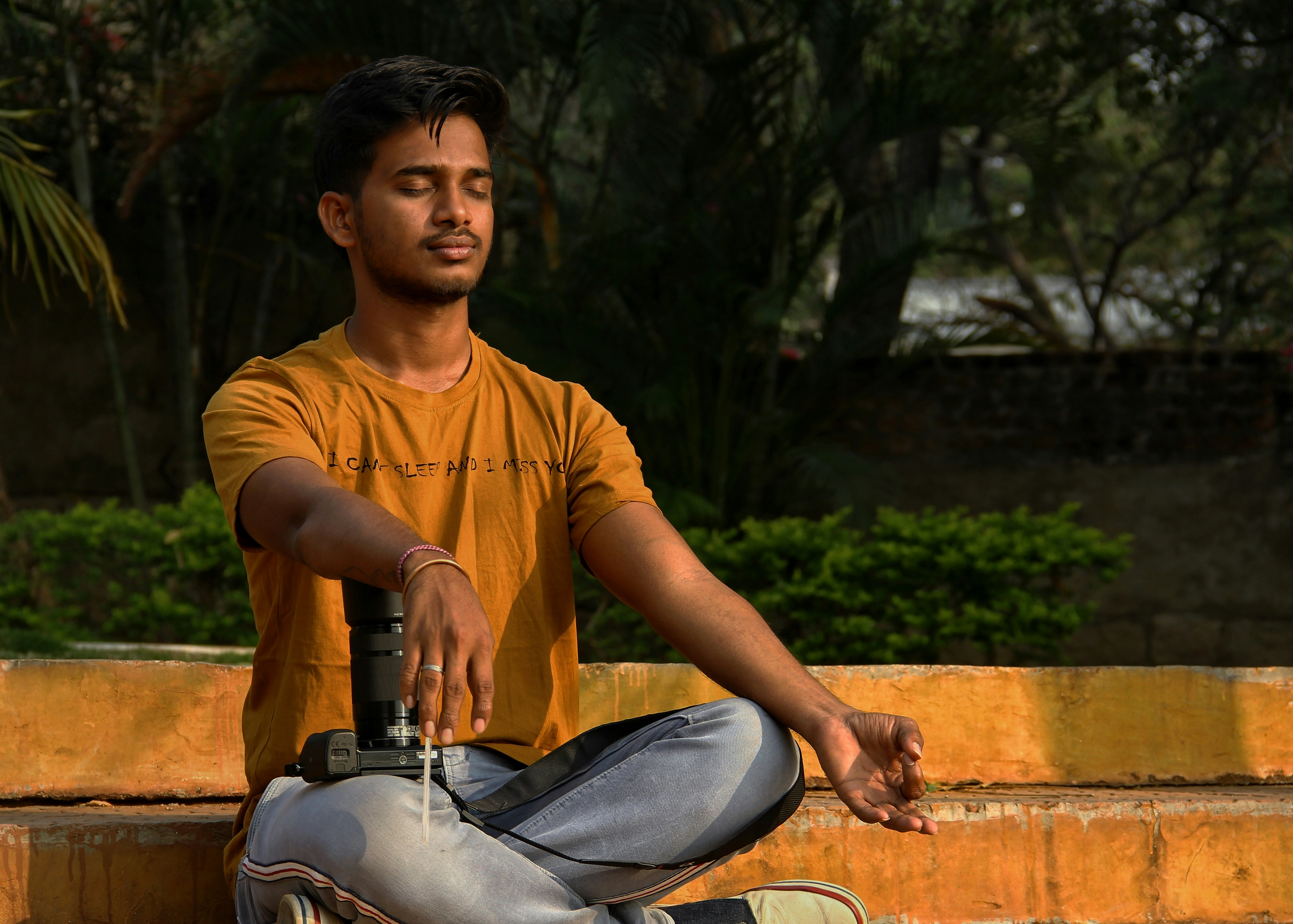 एक छात्र अपनी मेज पर उदास बैठा है, उसके सामने किताबें खुली हैं और लैपटॉप चल रहा है। कमरे में अँधेरा है और छात्र के चेहरे पर निराशा साफ दिख रही है।